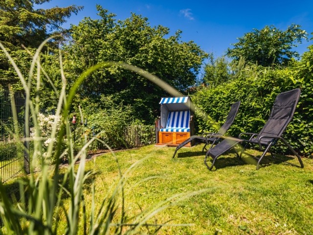 Ruhiger und vollständig eingezäunter Garten