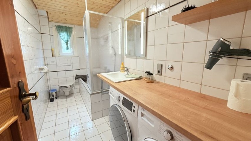 Tageslichtbad mit Badewanne Waschmaschine