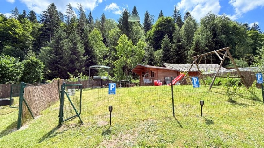 Garten mit Spielplatz, BBQ Gartenhaus