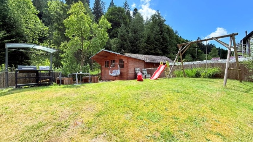 Garten mit Spielplatz, BBQ Gartenhaus