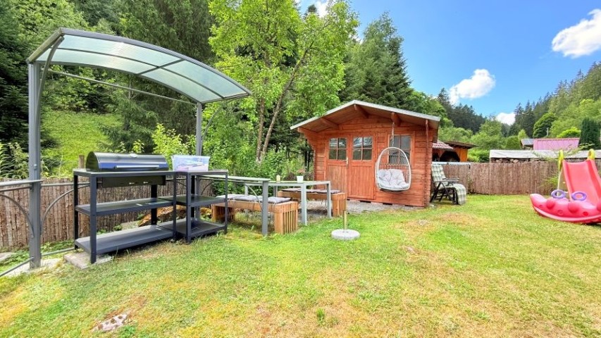 Garten mit Spielplatz, BBQ Gartenhaus