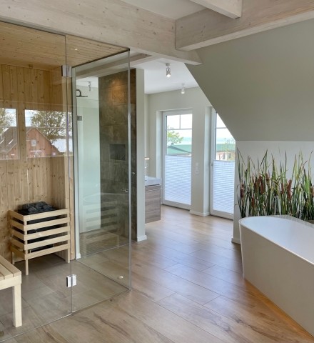 Badezimmer Sauna und Wanne im Obergeschoss