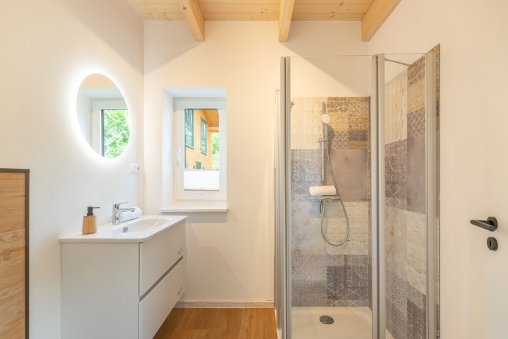 Huus Eekboom- Helles Badezimmer mit ebenerdiger Dusche Huus Eekboom- Helles Badezimmer mit ebenerdiger Dusche