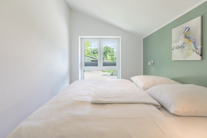Huus Eekboom- helles Schlafzimmer mit Doppelbett Huus Eekboom- helles Schlafzimmer mit Doppelbett