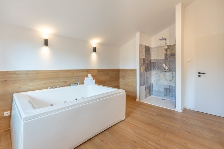 Huus Eekboom- großes Badezimmer mit Whirlpool Huus Eekboom- großes Badezimmer mit Whirlpool
