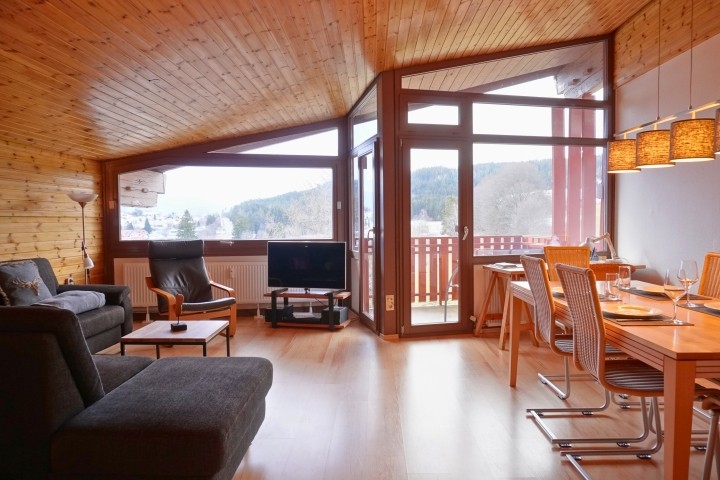 Wohnzimmer mit Panoramafenster