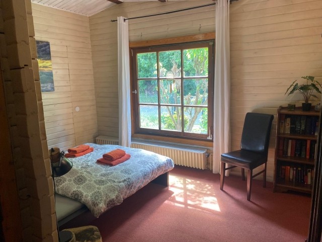 Schlafzimmer 1 mit Blick in den Wald