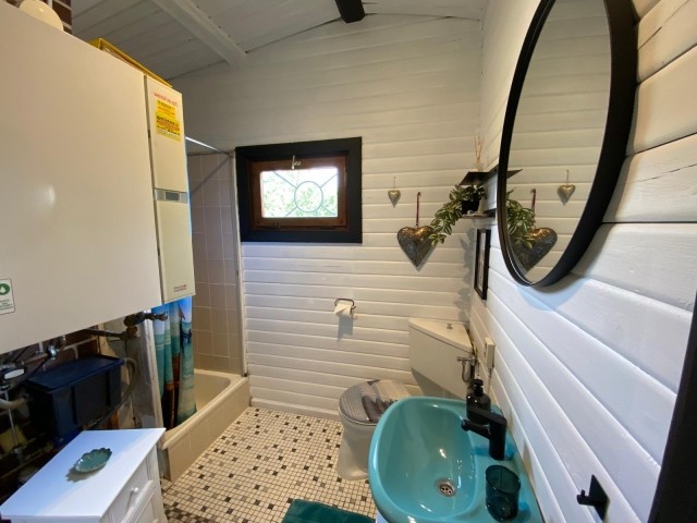 Bad 1 mit Dusche und WC