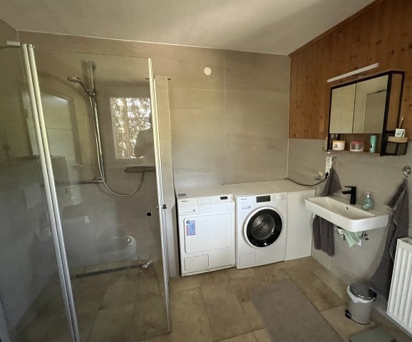 Bad mit Dusche, Miele Waschmaschine und Miele Trockner