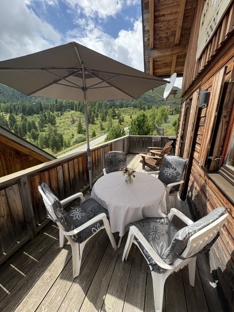 Balkon mit gemütlichen Polstern