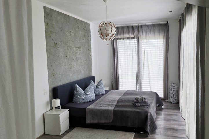 Schlafzimmer 1 im OG (200 x 220)
