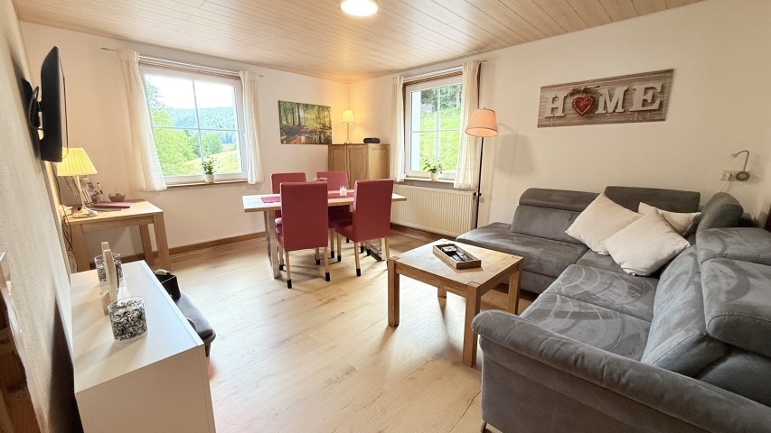 gemütliches Wohn-Esszimmer zur Bachseite