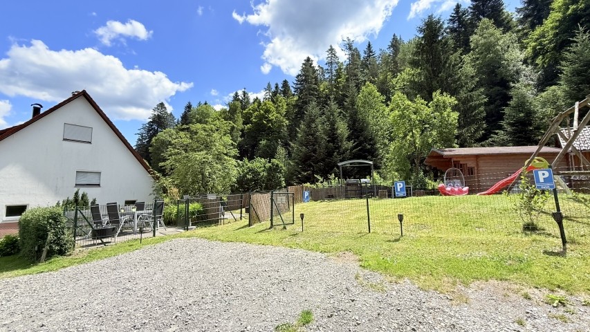 Gästegarten mit Parkplatz