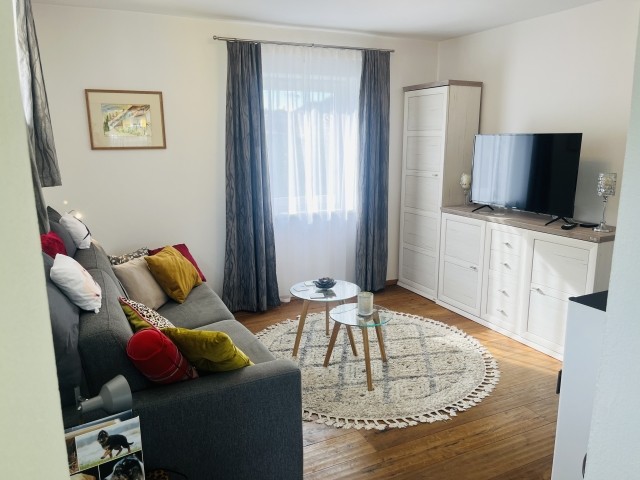 Bequemes Wohnzimmer mit großem Smart TV