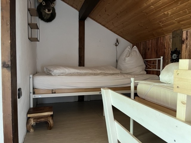 Urige Schlafgalerie im Schlafzimmer 2, mit zwei Einzelbetten