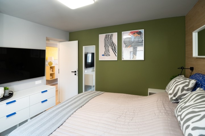 4. Schlafzimmer mit Smart TV, Boxspringbett: 160x200