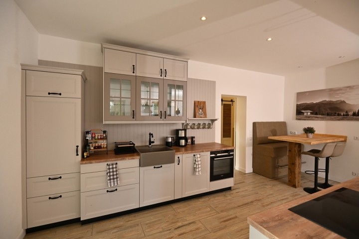 Küchenzeile mit Kühlschrank, Backofen, Spüle