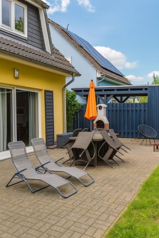 Terrasse mit Gartenmöbeln und Grill