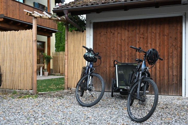 Privatzugang vom Parkplatz in den Garten - Garten ist  ausschließlich EG-Wohnung - Räder  können in der Garage untergestellt werden (Garage ist auch von OG-Wohnung nutzbar)