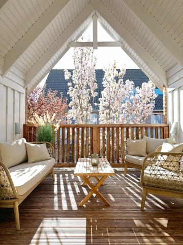 überdachte Terrasse mit Loungemöbel für Wind und Wetter 