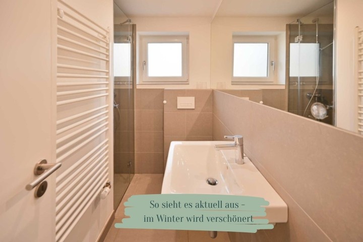 Badezimmer mit Fenster 