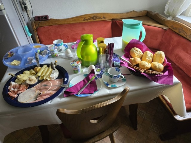 Unser Frühstück wird ihnen in der FEWO  nach Ihrer Zeitvorgabe serviert.  Unser Frühstück wird ihnen in der FEWO  nach Ihrer Zeitvorgabe serviert.