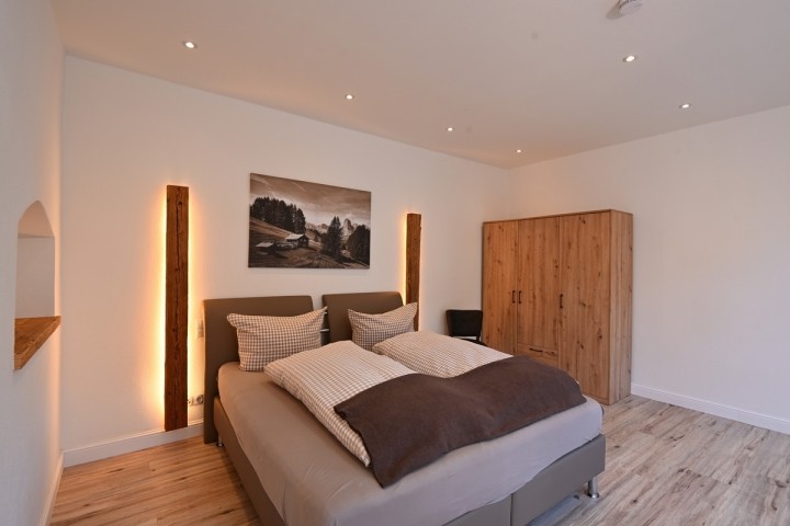 großes Schlafzimmer, bekommt bald ein Schrankbett für 3. Person