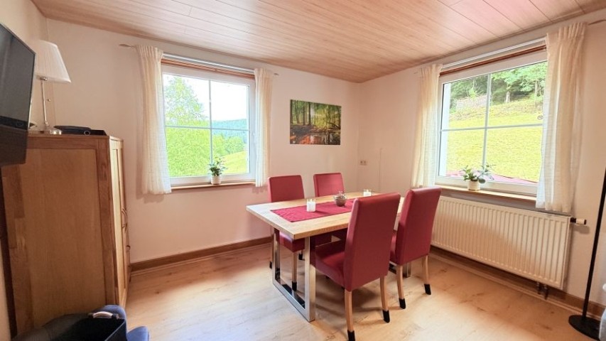 gemütliches Essecke im Wohnzimmer