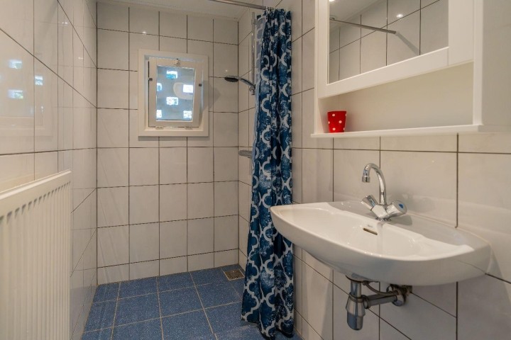 Badezimmer mit Dusche und Waschbecken