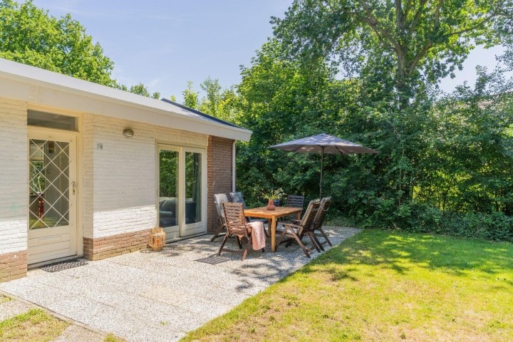 Die sonnige Terrasse mit Gartengruppe