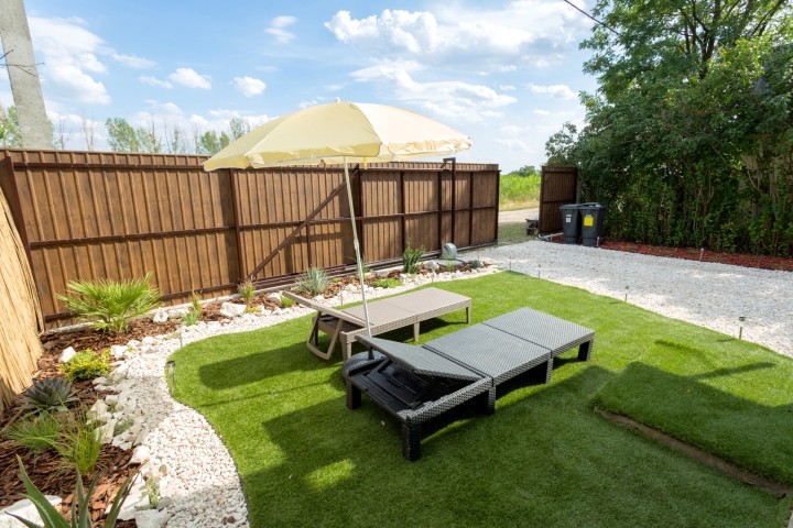 Machen Sie es sich auf einer Liege unter dem Sonnenschirm bequem und lassen Sie die Welt für einen Moment hinter sich, mitten in Ihrem privaten mediterranen Garten.