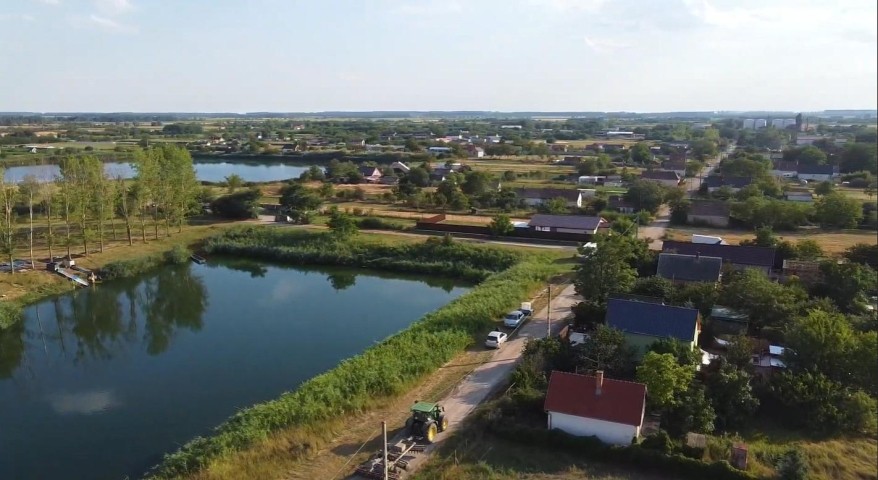 Ein Ort, an dem Sie vom Vogelgezwitscher und nicht vom Verkehr geweckt werden. Das ist der Ausblick von unserer Nachbarschaft – Ruhe, Weite und die Geräusche der Natur.
