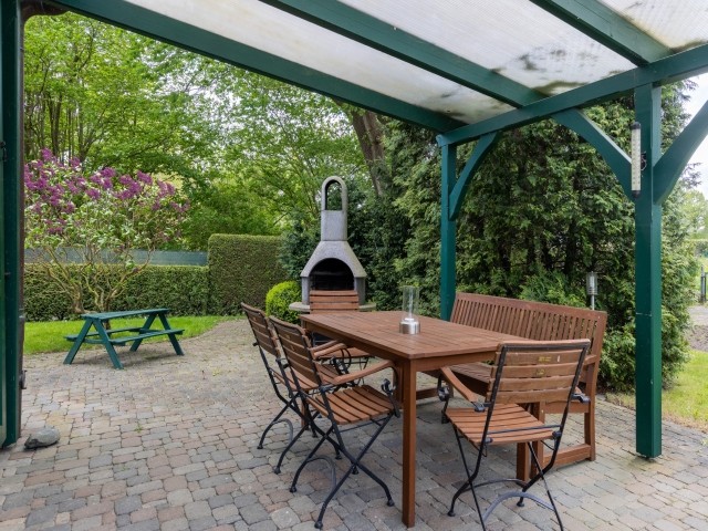 Großer Garten mit Gartenmöbeln auf Zudar