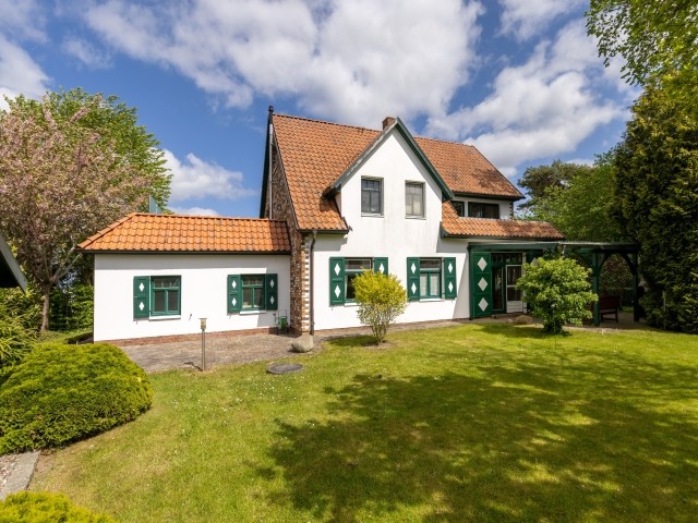 Das Ferienhaus Rügenbrise mit großen Garten und überdachter Terrasse