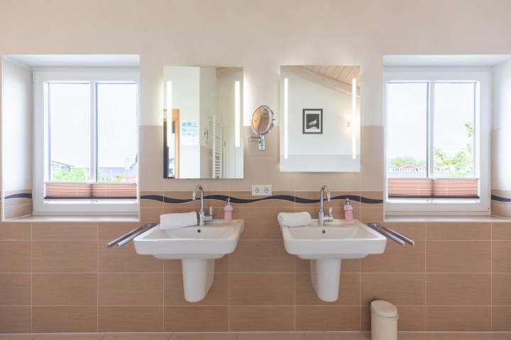 Großes Bad mit Dusche, Badewanne und Sauna Großes Bad mit Dusche, Badewanne und Sauna