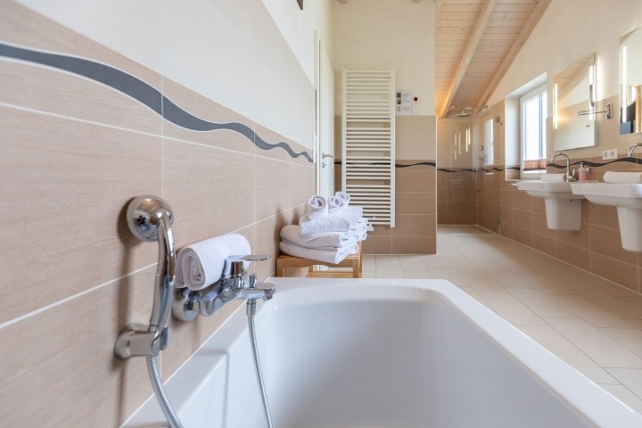 Großes Bad mit Dusche, Badewanne und Sauna Großes Bad mit Dusche, Badewanne und Sauna