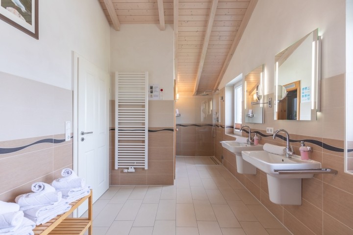 Großes Bad mit Dusche, Badewanne und Sauna Großes Bad mit Dusche, Badewanne und Sauna
