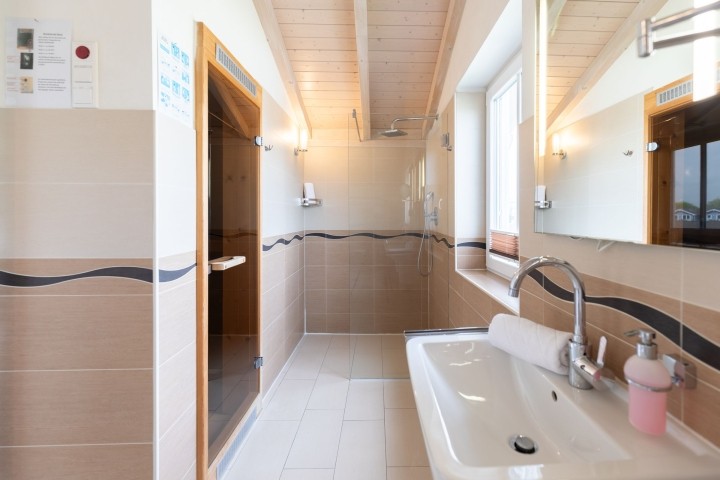 Großes Bad mit Dusche, Badewanne und Sauna Großes Bad mit Dusche, Badewanne und Sauna