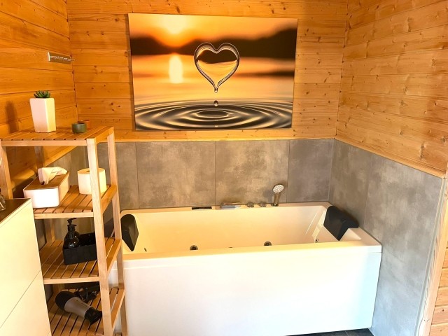 Luxus-Whirlpool mit Farbspiel und diversen Massageprogrammen für ultimative Entspannung