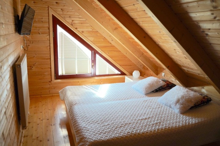 Komfort-Schlafzimmer 3 im Landhausstil mit Sessel und TV