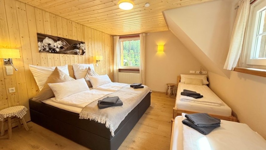 OG 4 Bett Schlafzimmer
