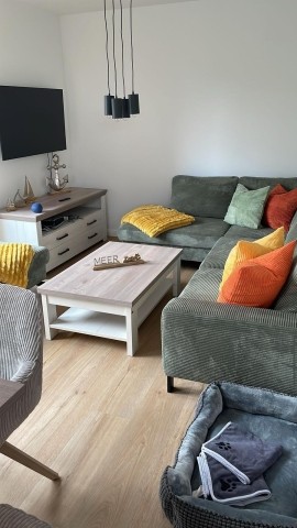 Wohnbereich mit PlayStation5, Gesellschaftsspielen und Hundebett
