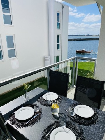 beobachten Sie die ein- und auslaufenden Schiffe beobachten Sie die ein- und auslaufenden Schiffe