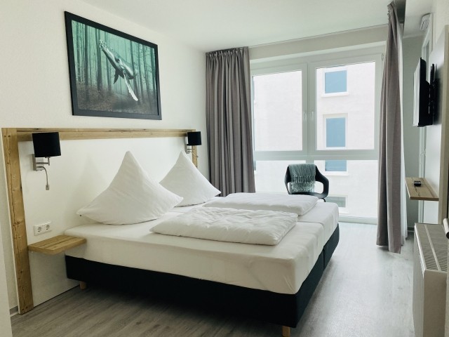 zweites Schlafzimmer mit geräumigen Schränken und Smart TV  zweites Schlafzimmer mit geräumigen Schränken und Smart TV