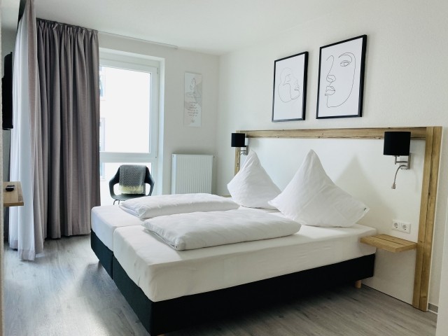 erstes Schlafzimmer mit geräumigen Schränken und Smart TV  erstes Schlafzimmer mit geräumigen Schränken und Smart TV