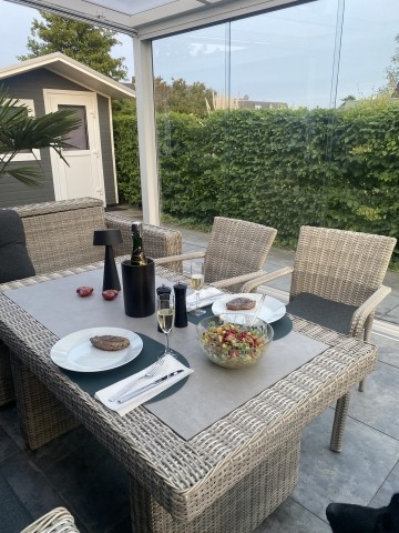 Auch bei kälteren Temperaturen draußen sitzen Auch bei kälteren Temperaturen draußen sitzen