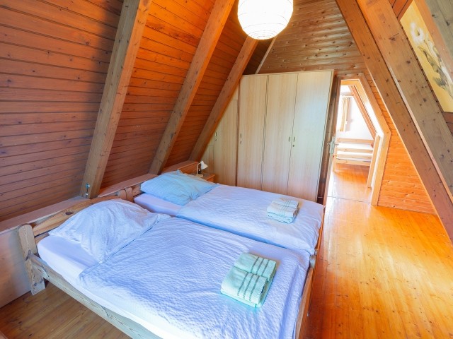 Weitere Perspektive Schlafzimmer eins - großer Kleiderschrank