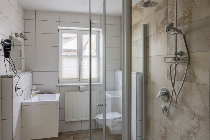 Badezimmer mit Dusche und WC