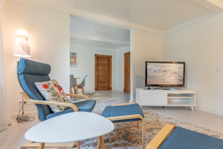 Schönes heimisches Wohnzimmer mit Unterhaltung Schönes heimisches Wohnzimmer mit Unterhaltung