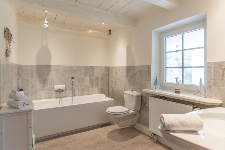 Badezimmer mit Wanne und Dusche Badezimmer mit Wanne und Dusche